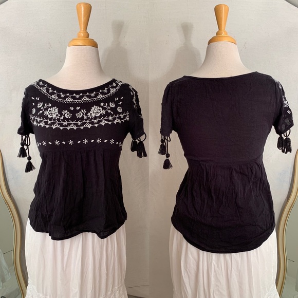 Hollister Embroidered Lace Up Sleeves Tassel Top - Picture 2 of 11